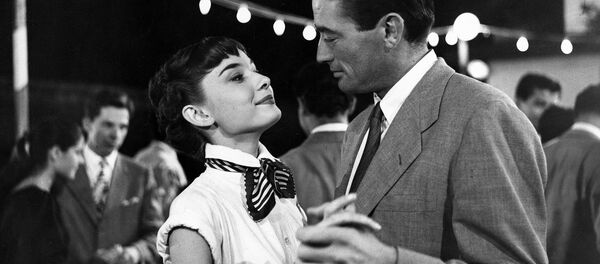 Одри Хепберн и Грегори Пек в фильме Римские каникулы - Sputnik Беларусь