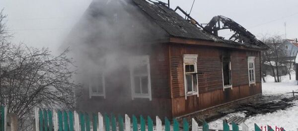 Сгоревший дом в Ляховичах Сгоревший дом в Ляховичах - Sputnik Беларусь