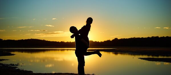 Влюбленные на берегу озера - Sputnik Беларусь