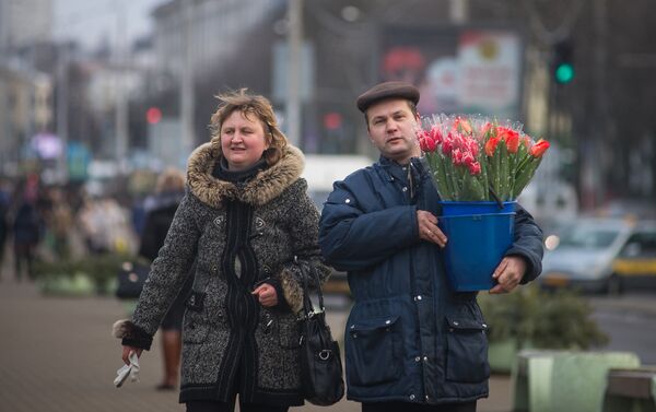 Первые продавцы цветов появляются на улицах именно в День святого Валентина - Sputnik Беларусь
