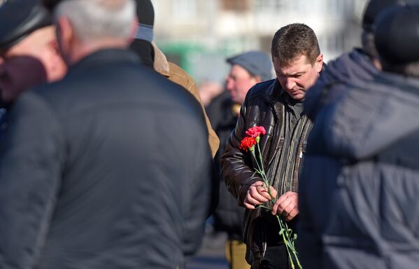 В знак глубокого уважения к павшим героям к монументу возложили венки и живые цветы. - Sputnik Беларусь