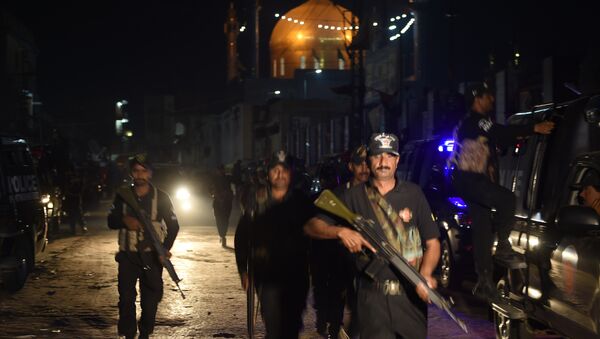 Полицейские Пакистана после теракта в городе Сехван-Шариф - Sputnik Беларусь