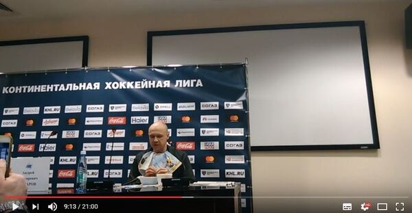 Корреспондент Прессбола съел газету после матча Динамо-Минск - Нефтехимик - Sputnik Беларусь