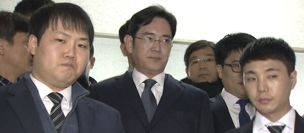 Кадры задержания главы Samsung - Sputnik Беларусь