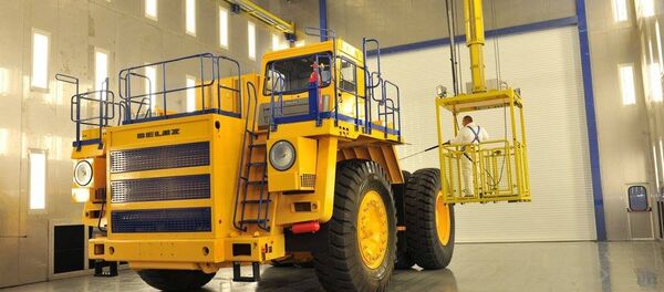 Покраска погрузчика БелАЗ - Sputnik Беларусь