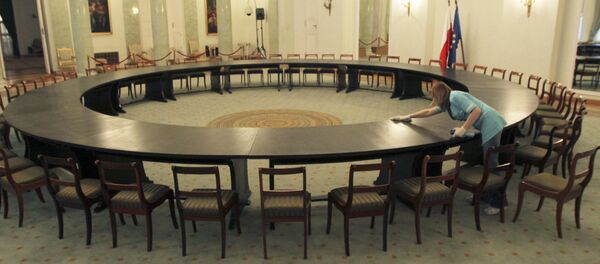 Круглы стол, за якім праходзілі перамовы ўладаў і апазіцыі ў Польшчы ў 1989 годзе Круглы стол, за якім праходзілі перамовы ўладаў і апазіцыі ў Польшчы ў 1989 годзе - Sputnik Беларусь