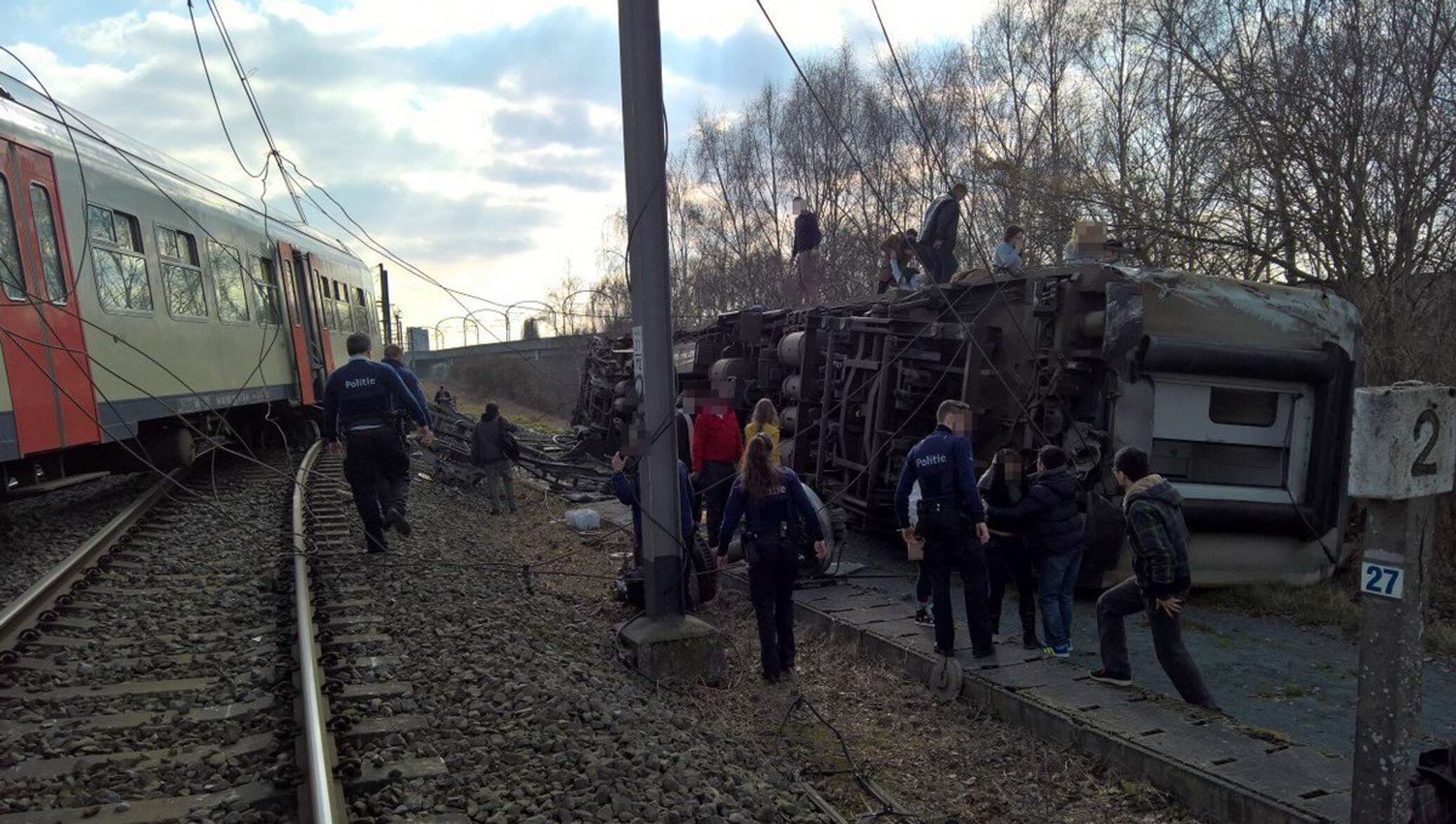 1 поезд сошел с рельс