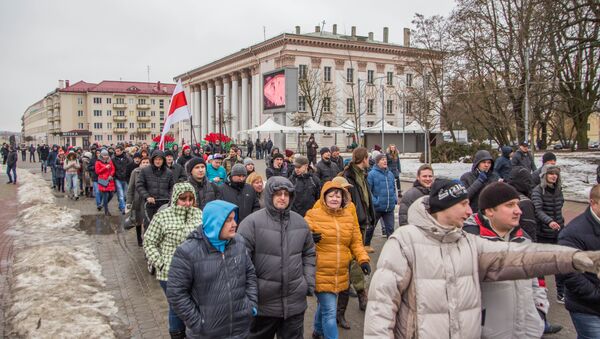 Участники акции отправились от Дворца текстильщиков на Советской площади в сторону облисполкома - Sputnik Беларусь