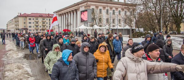 Участники акции отправились от Дворца текстильщиков на Советской площади в сторону облисполкома - Sputnik Беларусь