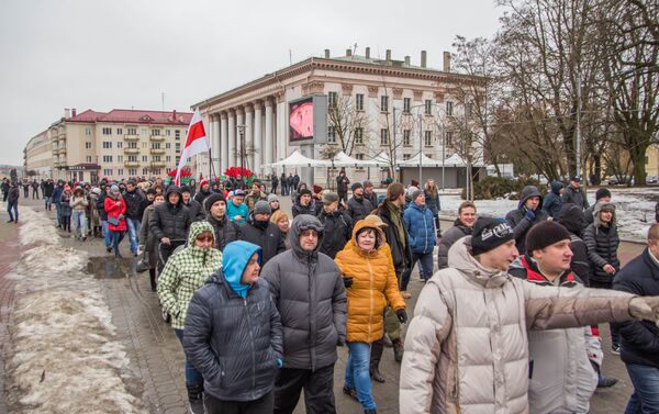 Участники акции отправились от Дворца текстильщиков на Советской площади в сторону облисполкома - Sputnik Беларусь