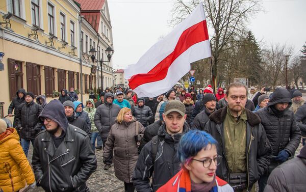 Некоторые участники взяли на митинг бела-чырвона-белыя флаги - Sputnik Беларусь
