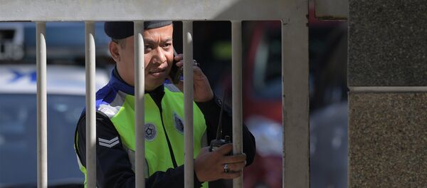 Полицейский у здание госпиталя, где находится тело Ким Чен Нама - Sputnik Беларусь