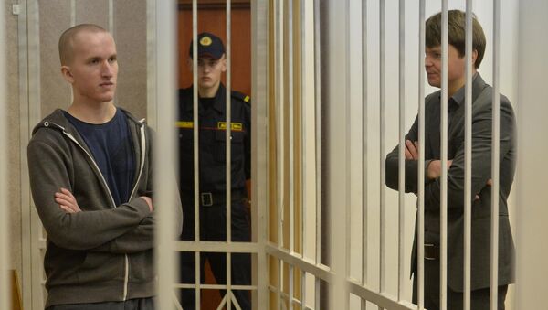 Обвиняемый Владислав Казакевич и его адвокат в зале суда - Sputnik Беларусь