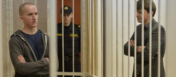 Обвиняемый Владислав Казакевич и его адвокат в зале суда - Sputnik Беларусь