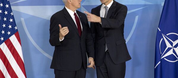 Вице-президент США Майк Пенс (слева) и генсек НАТО Йенс Столтенберг - Sputnik Беларусь