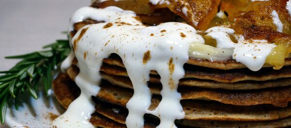 Масленица на Sputnik: гречневые блины с яблоками - Sputnik Беларусь