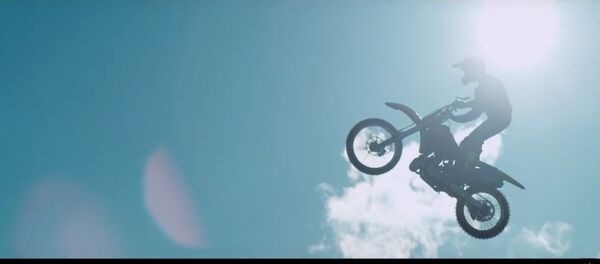 Мотафрыстайліст з Расіі пераскочыў з аднаго БелАЗа на іншы Мотафрыстайліст з Расіі пераскочыў з аднаго БелАЗа на іншы - Sputnik Беларусь