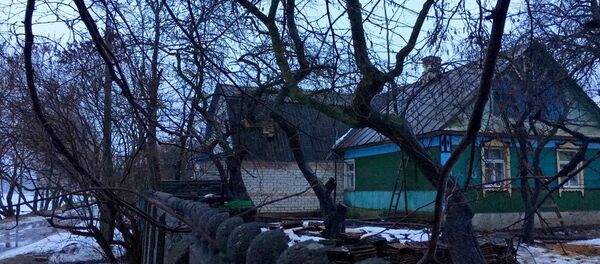 Дом в Веснинке выглядит невзрачно, но зато стоит прямо на берегу водохранилища Дрозды - Sputnik Беларусь