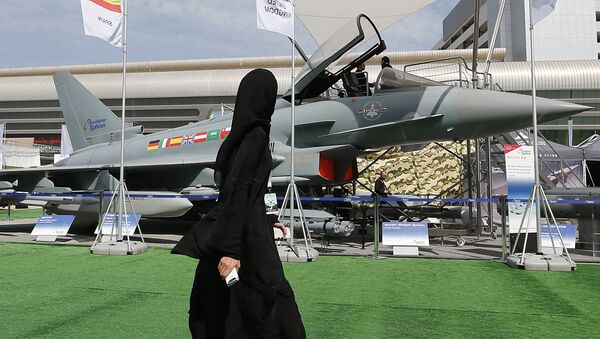 Женщина проходит мимо истребителя Eurofighter на выставке IDEX в Абу-Даби - Sputnik Беларусь