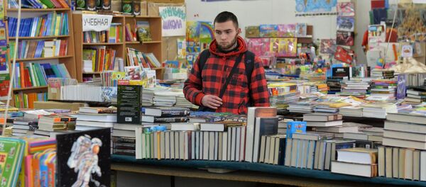 Читающие минчане очень давно знают и любят ярмарку Мир книг Читающие минчане очень давно знают и любят ярмарку Мир книг - Sputnik Беларусь