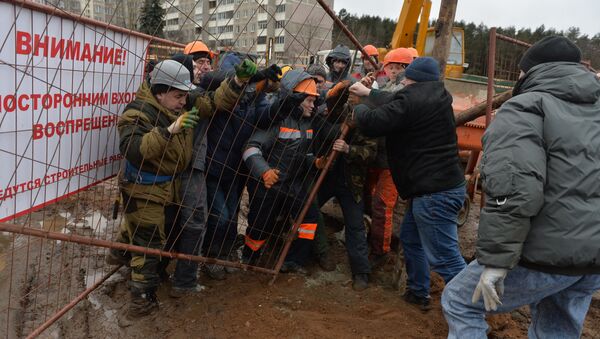 Борьба активистов со строителями в Куропатах - Sputnik Беларусь