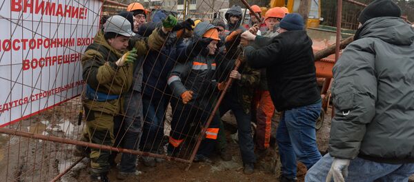 Борьба активистов со строителями в Куропатах - Sputnik Беларусь