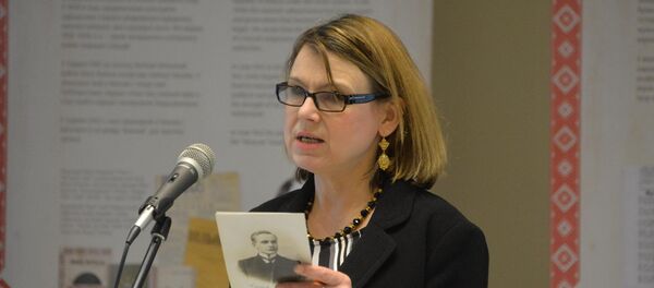 Пасол Вялікабрытаніі ў Беларусі Фіёна Гіб чытае верш Янкі Купалы - Sputnik Беларусь