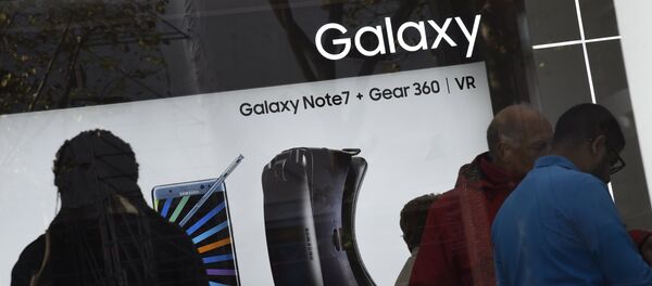 Возле фирменного магазина Samsung - Sputnik Беларусь