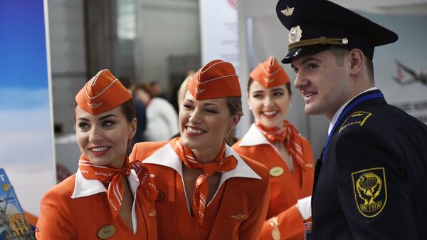 За границу теперь летают только стройные и молодые стюардессы Аэрофлота - Sputnik Беларусь