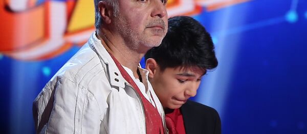 Сосо Павлиашвили на конкурсе Ты супер! был растроган тем, как исполнил песню из его репертуара Роман Дружинников - Sputnik Беларусь