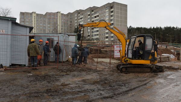 Строитель с планом застройки территории возле урочища Куропаты - Sputnik Беларусь