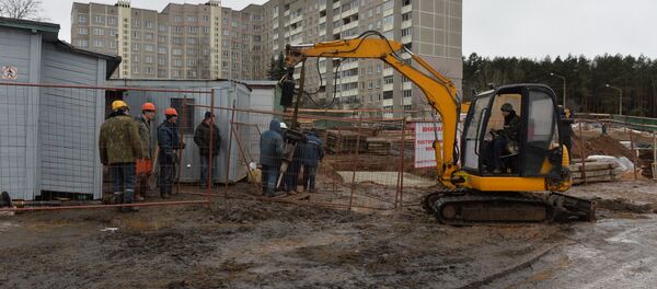 Строитель с планом застройки территории возле урочища Куропаты - Sputnik Беларусь