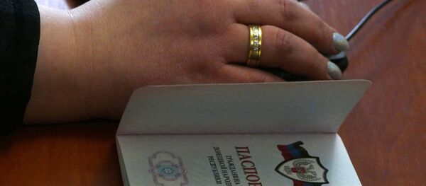 Паспорт гражданина самопровозглашенной Донецкой Народной Республики (ДНР) Паспорт гражданина самопровозглашенной Донецкой Народной Республики (ДНР) - Sputnik Беларусь