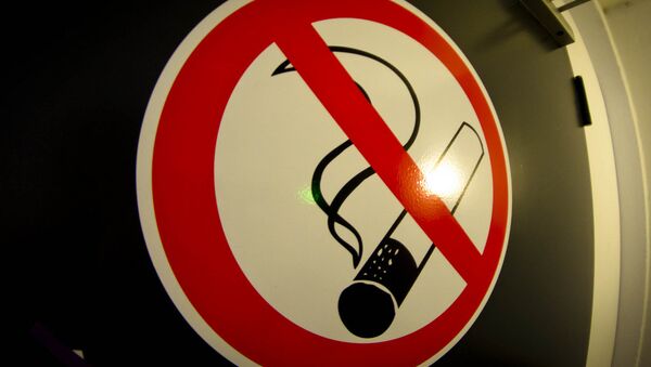 Наклейка Стоп курение, архивное фото - Sputnik Беларусь