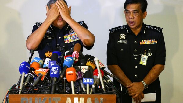 Начальник полиции Малайзии Халид Абу Бакар демонстрирует журналистам, как был убит Ким Чен Нам - Sputnik Беларусь