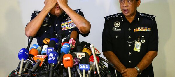 Начальник полиции Малайзии Халид Абу Бакар демонстрирует журналистам, как был убит Ким Чен Нам - Sputnik Беларусь