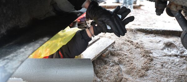 Мужчина, приковавший себя к грузовику, находящемуся на стройплощадке возле Куропат - Sputnik Беларусь