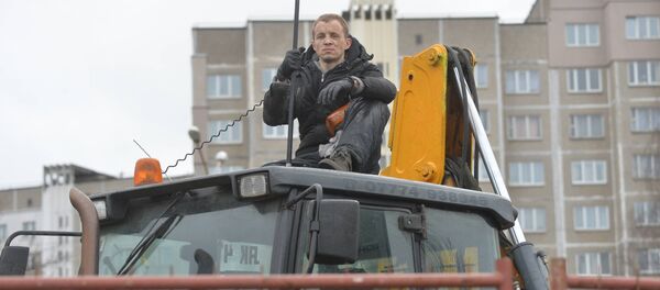 Дмитрий Дашкевич на бульдозере - Sputnik Беларусь