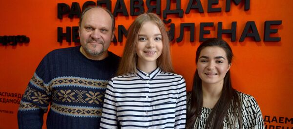 Участницы конкурса Ты супер! Дарья Чернова и Анастасия Кравченя и ведущий радио Sputnik Беларусь Вячеслав Шарапов - Sputnik Беларусь