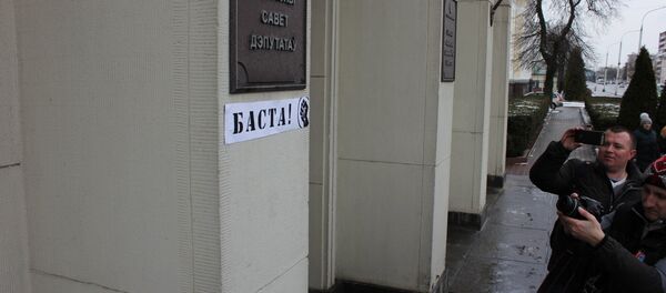 Рассерженные белорусы у здания Брестского облисполкома - Sputnik Беларусь