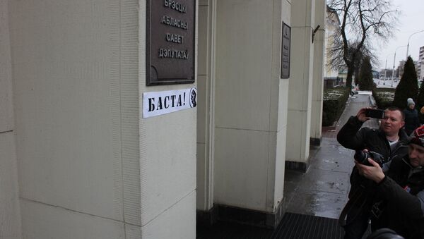 Рассерженные белорусы у здания Брестского облисполкома - Sputnik Беларусь