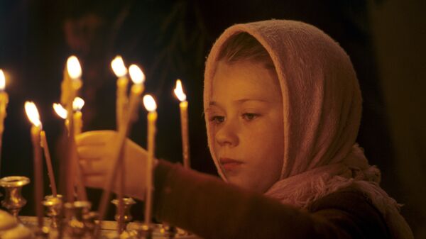 Юная прихожанка в храме, архивное фото - Sputnik Беларусь