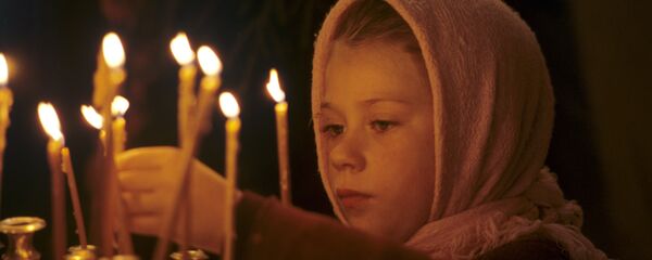 Юная прихожанка в храме - Sputnik Беларусь