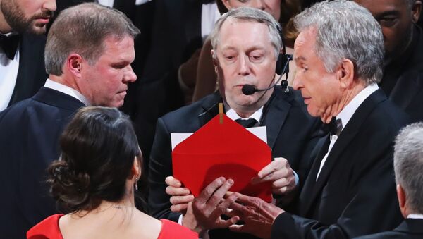 Уоррен Битти презентует лучший фильм на церемонии Оскар - Sputnik Беларусь