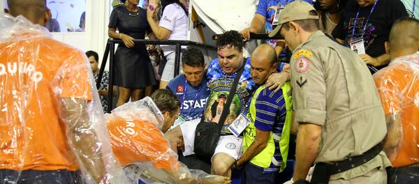 Медики эвакуируют пострадавшего на карнавале в Рио - Sputnik Беларусь