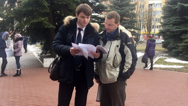 Адвокат и отец Казакевича перед зданием суда - Sputnik Беларусь
