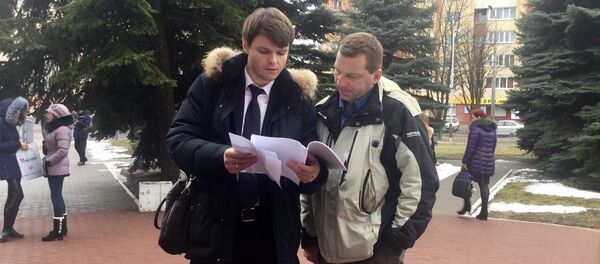 Адвокат и отец Казакевича перед зданием суда Адвокат и отец Казакевича перед зданием суда - Sputnik Беларусь