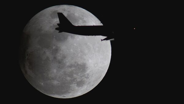 Хвостовая часть пассажирского самолета на фоне Луны, архивное фото - Sputnik Беларусь