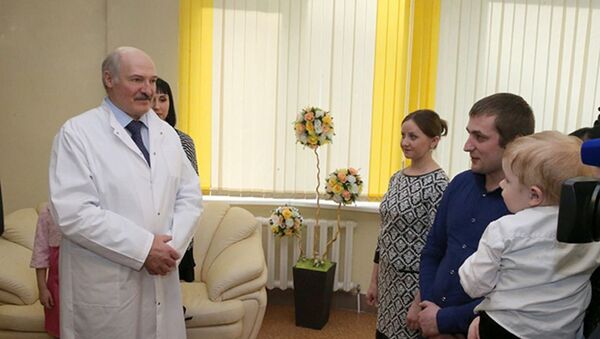 Александр Лукашенко тепло пообщался с пациентами РНПЦ трансплантации органов и тканей - Sputnik Беларусь