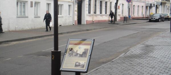 Інфармацыйны шчыт на вуліцы Замкавай, на ім - панарама вуліцы XIX стагоддзя, а яшчэ ён распавядае, дзе знаходзіцца самы стары будынак у Гродна Інфармацыйны шчыт на вуліцы Замкавай, на ім - панарама вуліцы XIX стагоддзя, а яшчэ ён распавядае, дзе знаходзіцца самы стары будынак у Гродна - Sputnik Беларусь